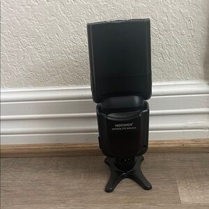 Black Speedlite NW-670